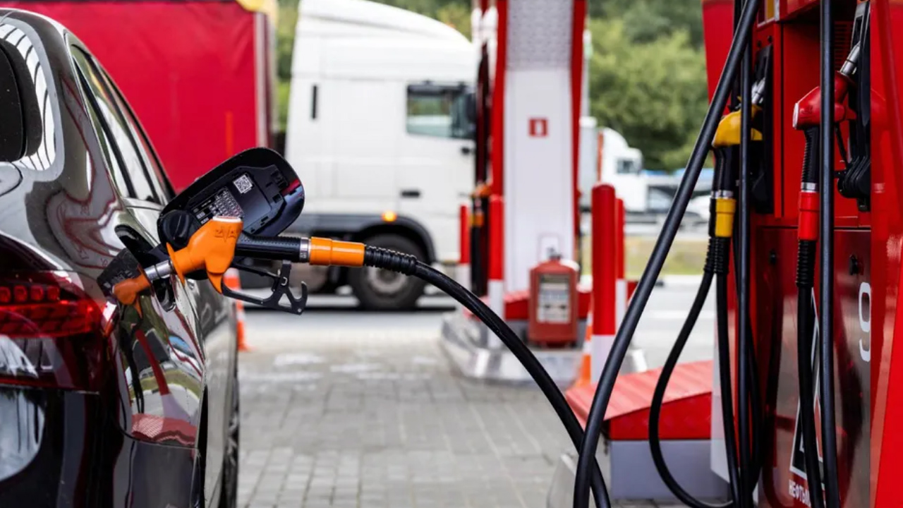 Secretaría de Hacienda baja estímulo a gasolina; consumidor pagará más IEPS por litro