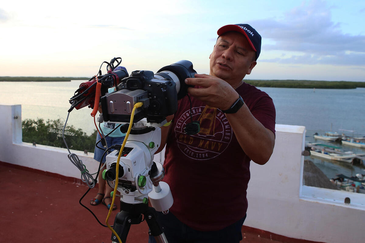 El astrofotógrafo Roberto Fernández prepara su equipo para una sesión de foto | EFE