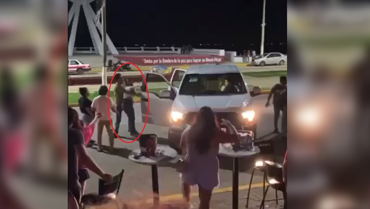 El conductor de la camioneta casi atropella a varios clientes. | Especial