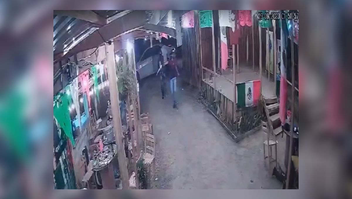 Los tres responsables llegaron un un automóvil blanco.
