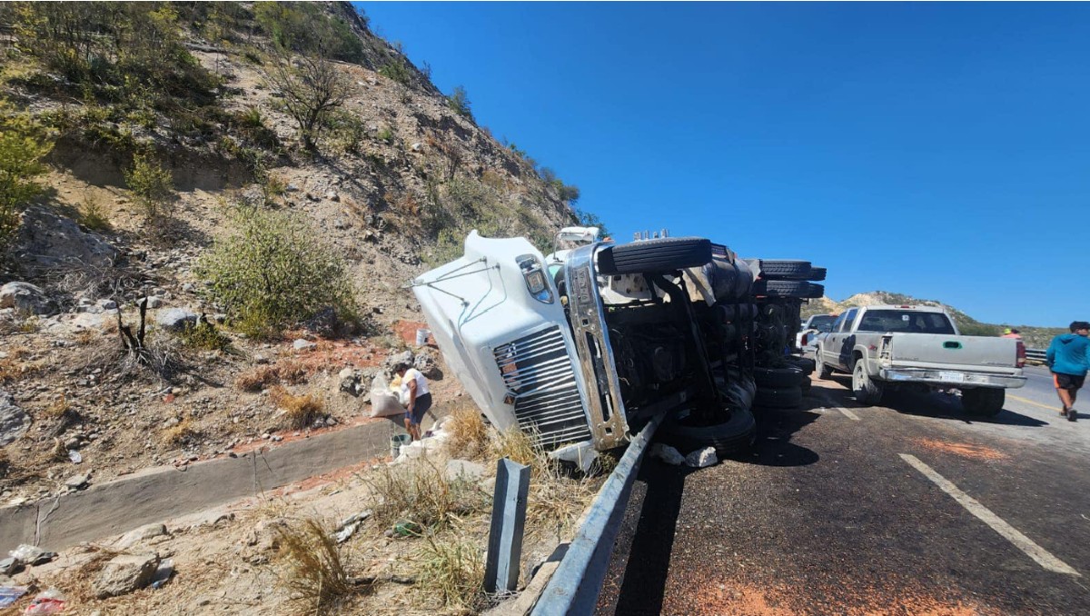 Volcadura en carretera Rumbo Nuevo. (SSP)