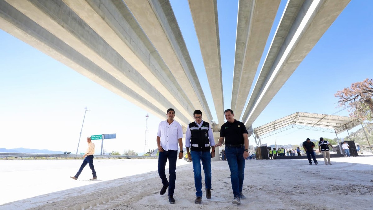 Autoridades supervisaron las obras de construcción de la Carretera Interserrana. Foto: Especial