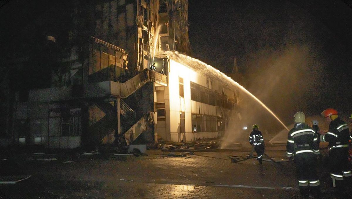 Los bomberos atendieron el incendio provocado por drones | AP