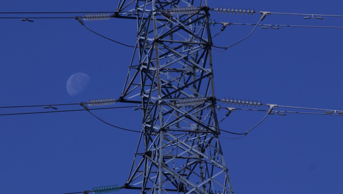 Torre de transmisión eléctrica en el municipio de Jiutepec, detrás se observa la luna en su fase menguante. Foto: (Cuartoscuro)