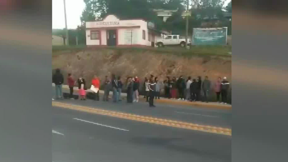 Pobladores de Hidalgo bloquean la carretera México-Tampico