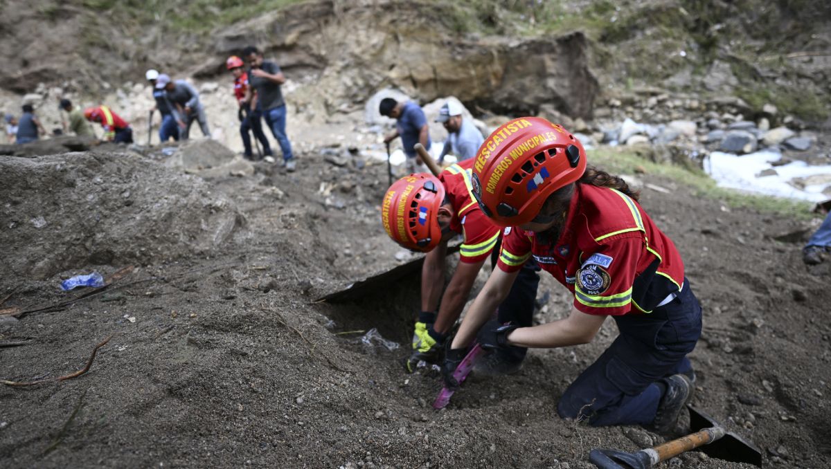 Rescatistas buscan a personas desaparecidas en el río de aguas negras | AFP