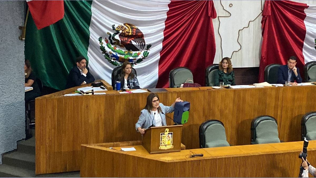 Sandra Pámanes, vicecoordinadora de MC, subió a Tribuna con una bocina y micrófono. Foto: Kevin Recio