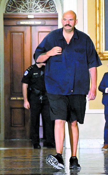 El senador John Fetterman suele usar pantalones cortos. AFP