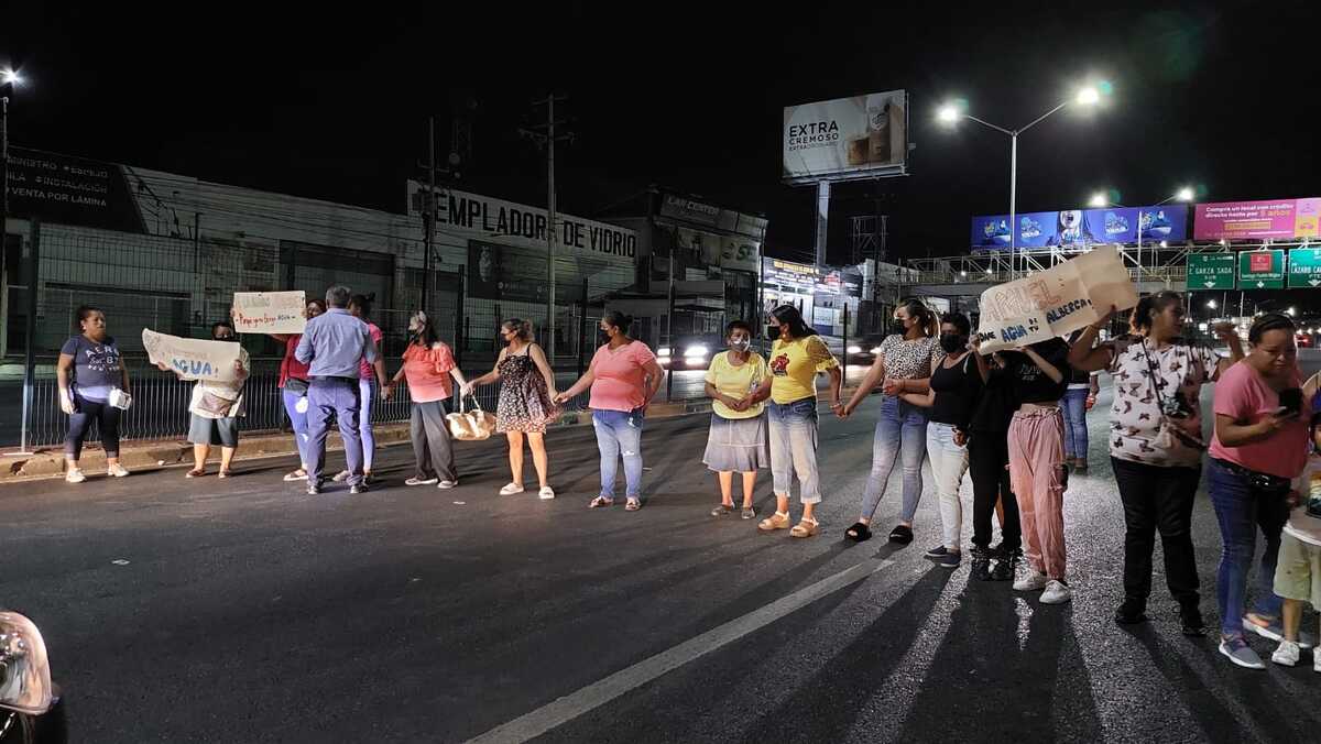Vecinos protestaron en algunos cruces de la ciudad, aunque solo por algunos minutos debido a la presencia de elementos de seguridad| Leyda Estrada