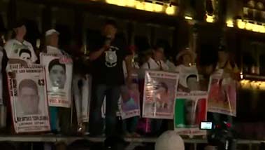Contingente de los padres de los 43 normalistas de Ayotzinapa llega al Zócalo