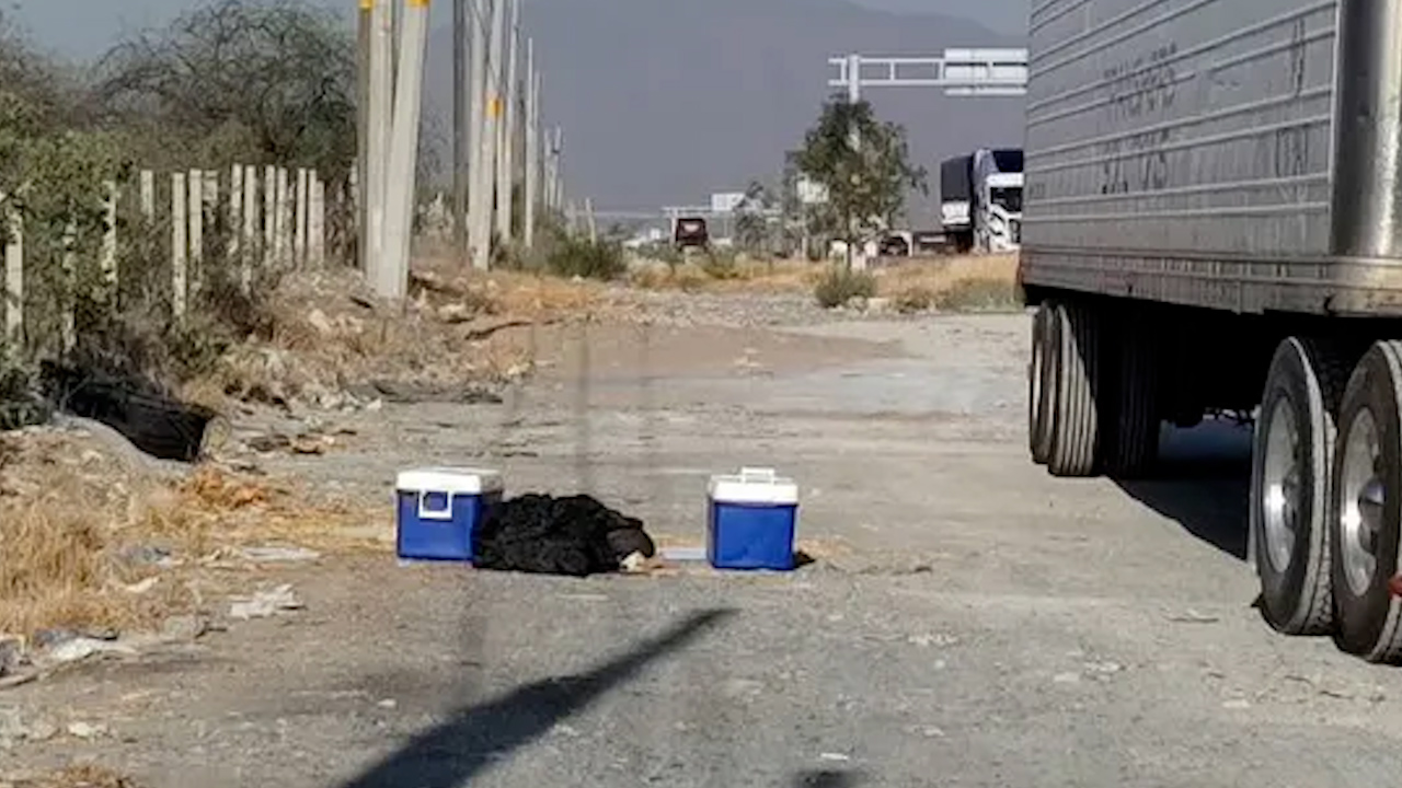 Hallan restos humanos dentro de hieleras en carretera a Saltillo en Santa Catarina, NL