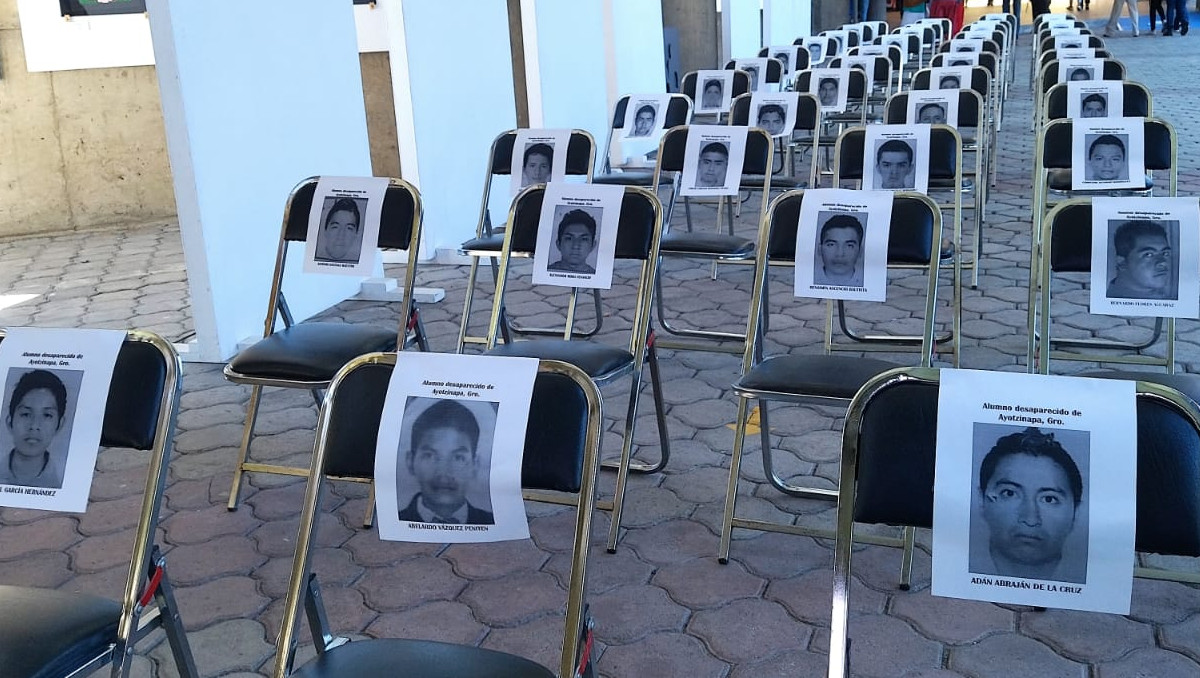 Ibero Puebla realiza pase de lista a 43 de Ayotzinapa; exigen justicia | Jaime Zambrano