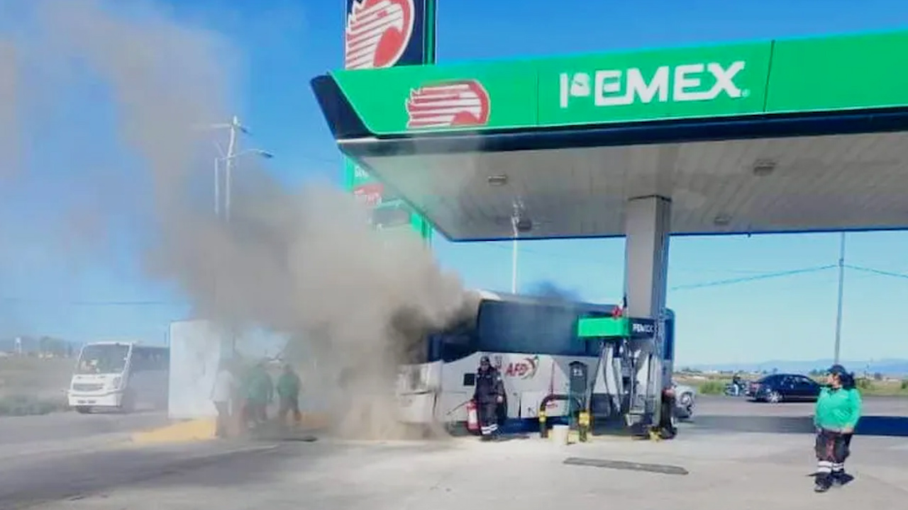 Se incendia autobús en gasolinera de Almoloya de Juárez, Edomex
