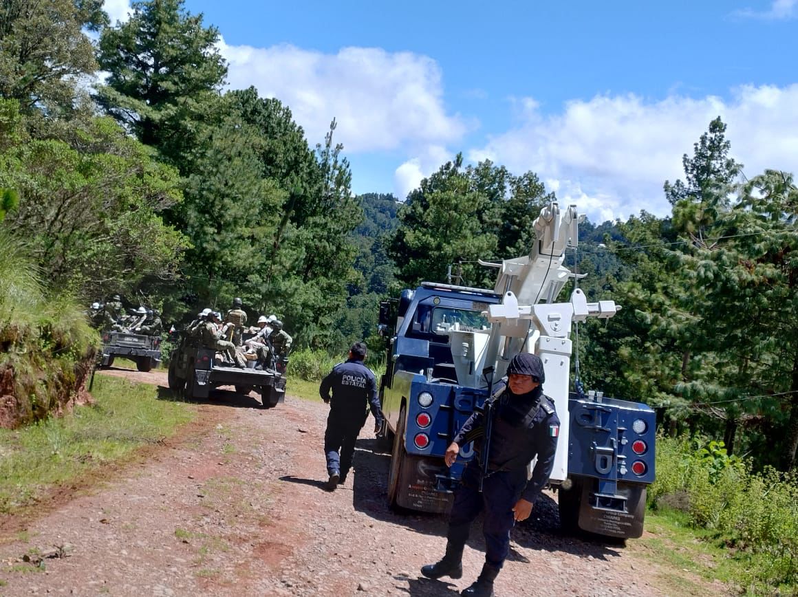 Personal de CFE en coordinación con el Ejército Mexicano realizaron los trabajos para restablecer servicio eléctrico (Jhonatan González)