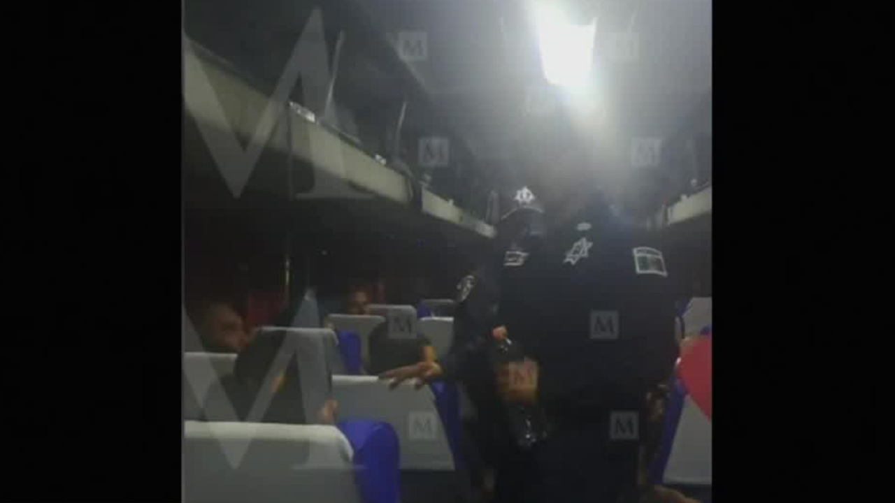 Policías rescatan migrantes de un camión ilegal en Tlalnepantla
