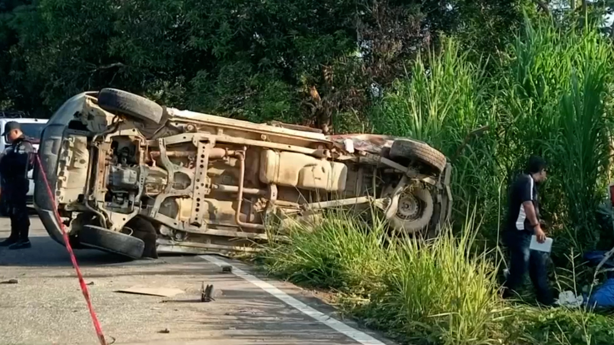 Reportan choque entre una camioneta y un tractocamión en Veracruz; hay 3 personas fallecidas.