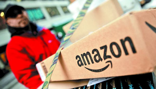 Advierten que la firma obliga a los proveedores a usar su “costosa” red logística. MIKE SEGAR/REUTERS