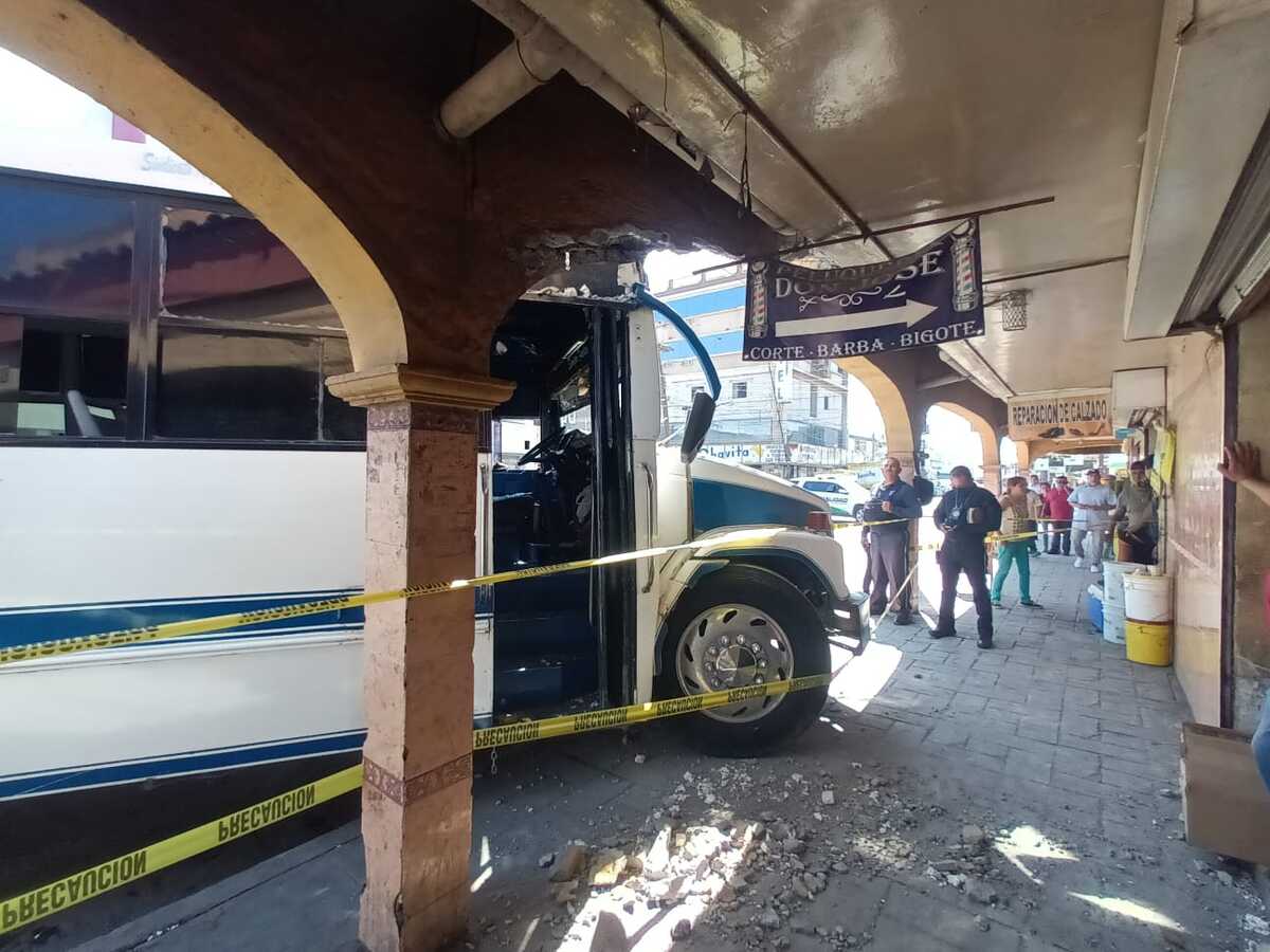 El camión chocó contra un pilar del Mercado José Ramón Valdez. (Especial)