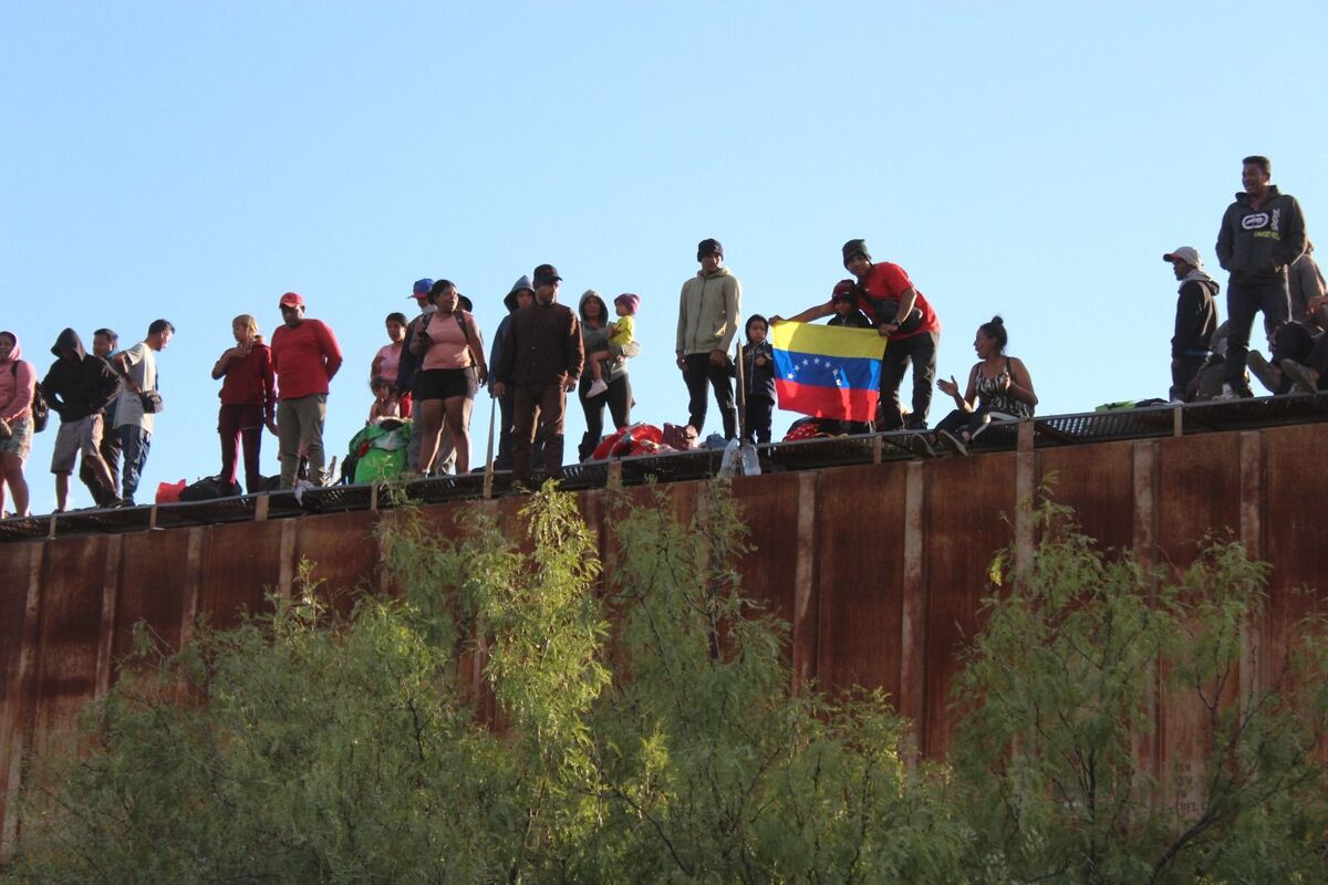 Migrantes colombianos en la frontera entre México y Estados Unidos.