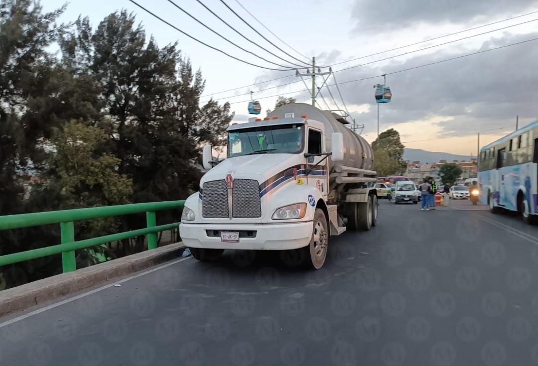 Pipa de agua embiste a ciclista en Iztapalapa