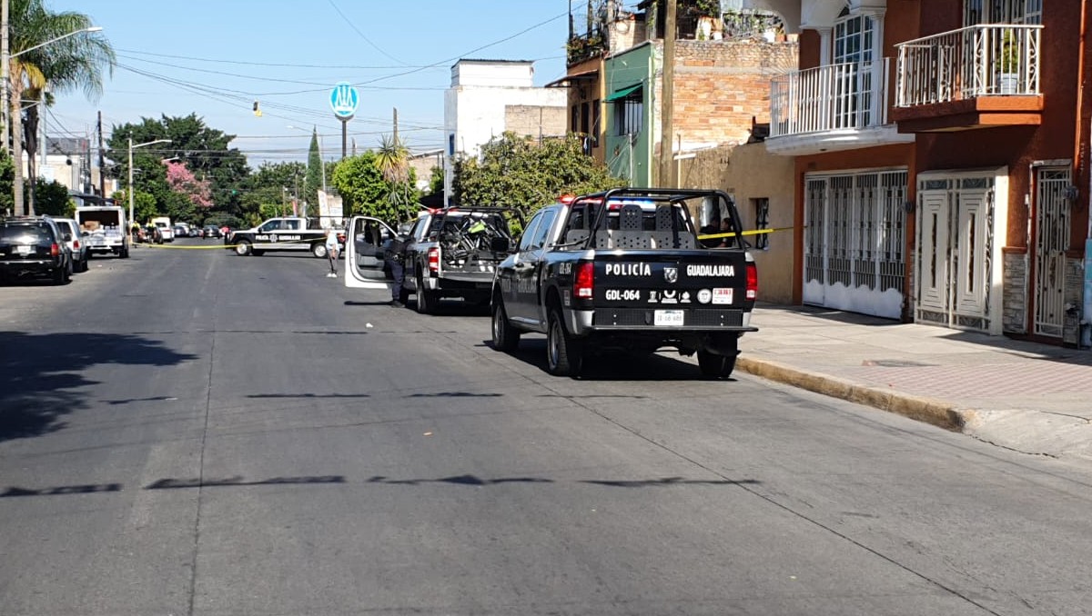 Policías de Guadalajara acuden a lugar de asesinato en la colonia Blanco y Cuéllar (Juan Carlos Munguía)
