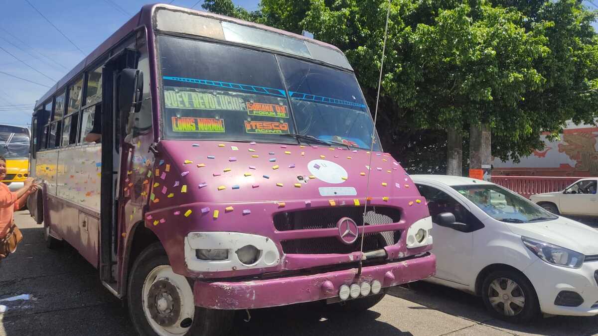 La unidad de transporte urbano color morado se vio circulando su ruta llena de "post it" pegados con mensajes de su familia (Fluvio Cesar Martínez).