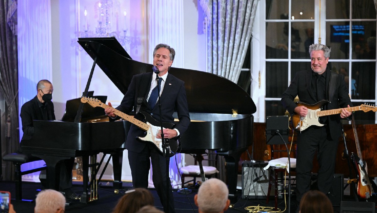 Antony Blinken toca la guitarra durante la reunión| AFP