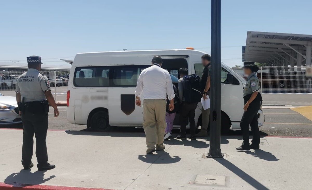 Autoridades de Sonora efectuaron revisiones en autobuses y vehículos de carga donde localizaron a 415 personas migrantes. | Especial