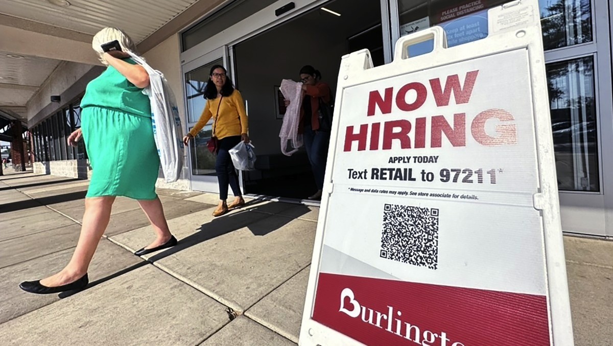 Cartel de oferta laboral en tienda minorista en Vernon Hills, Illinois. Foto: (AP)