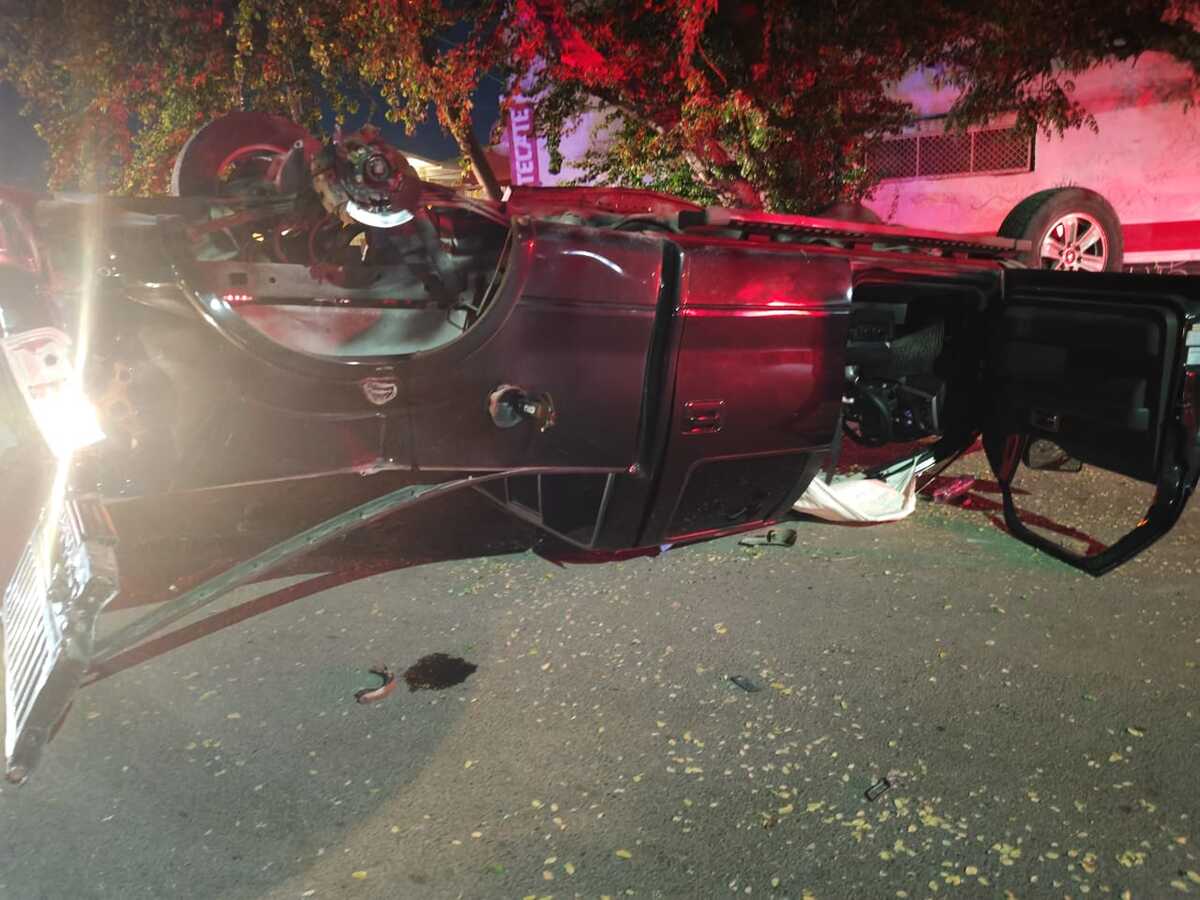 El conductor de la Pick Up no se detuvo ante una señal de alto y se le cruzó al Neon. El percance ocurrió alrededor de las 20:05 horas de este jueves.