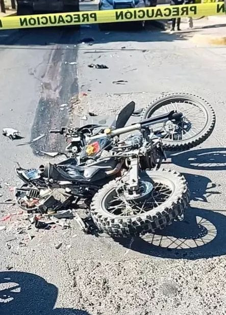 El motociclista se estampo contra el tráiler.| (Especial)