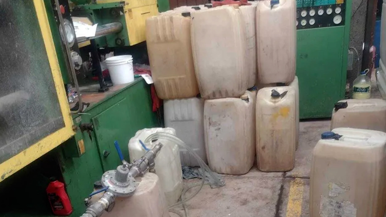 Hallan toma clandestina de combustible y bidones llenos en Ecatepec