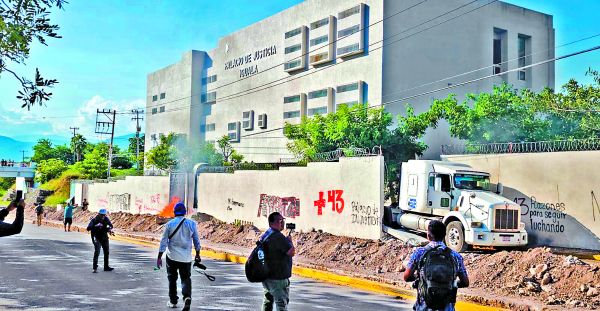 Normalistas protestan afuera del Palacio de Justicia de Iguala, donde estrellaron e incendiaron un tráiler, y vandalizaron los alrededores. Especial