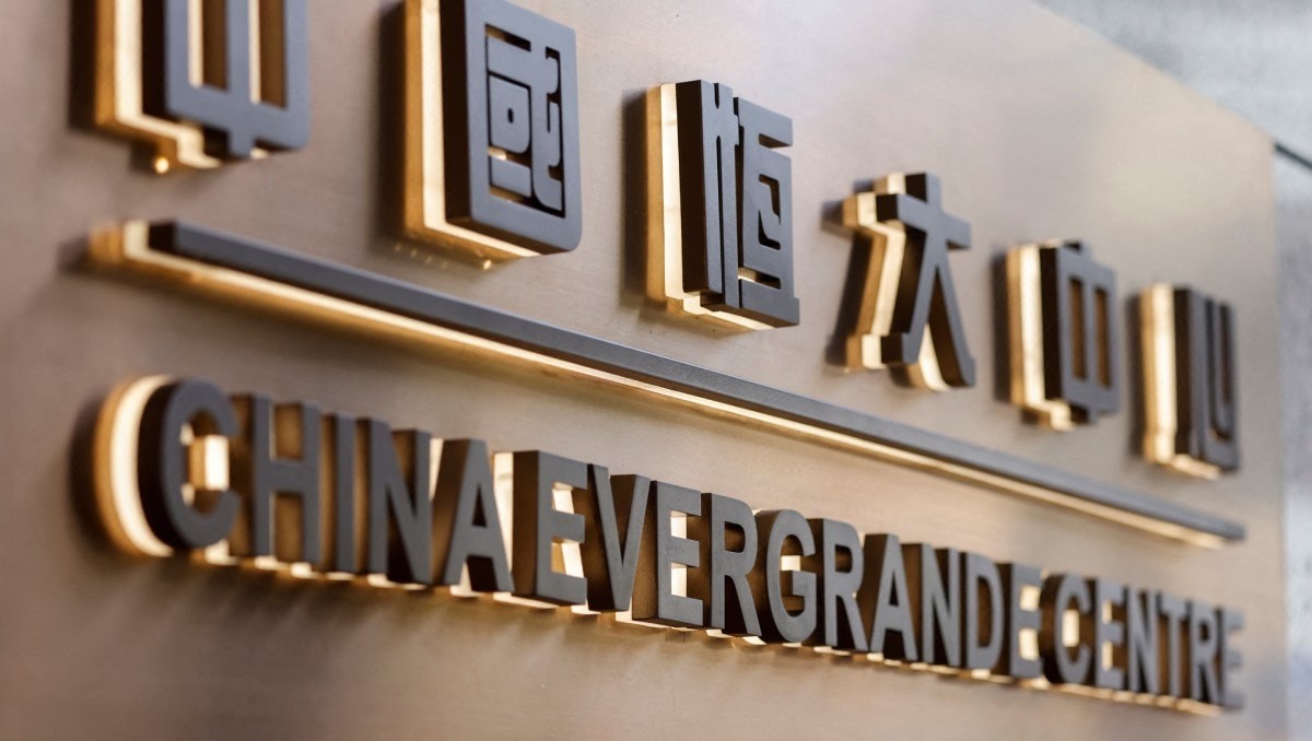Rótulo del edificio del Evergrande Centre en Hong Kong, China. Foto (Reuters)