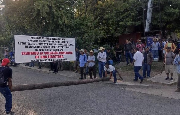 Vecinos de San Felipe Orizatlán realizan bloqueo.