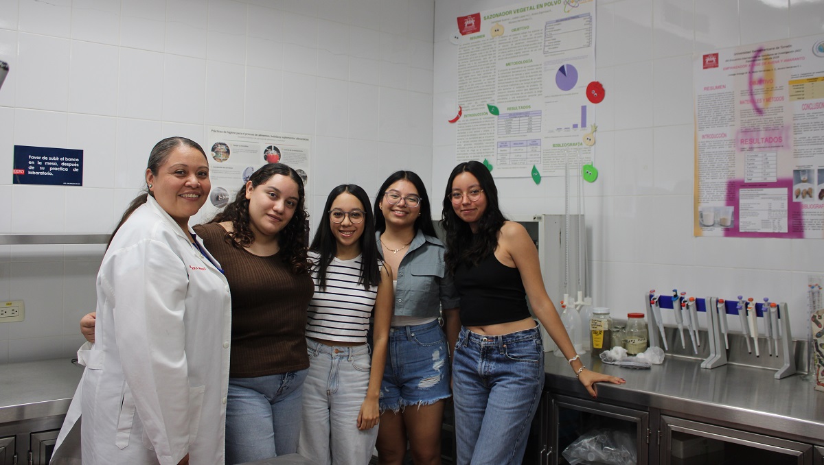 Alumnas y asesora con el cartel presentado para ExpoCiencias Coahuila 2023. (cortesía)