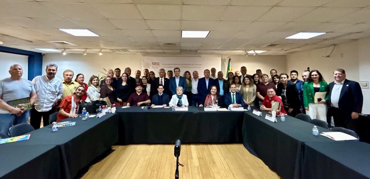 Bárcena se reunió con representantes y miembros de agrupaciones mexicanas en Chicago. (X)