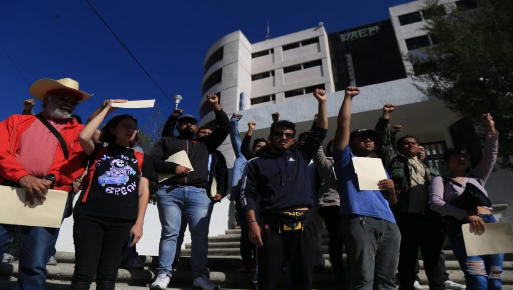 Estudiantes de la UAEH entregan pliego petitorio general. (Jorge Sánchez)