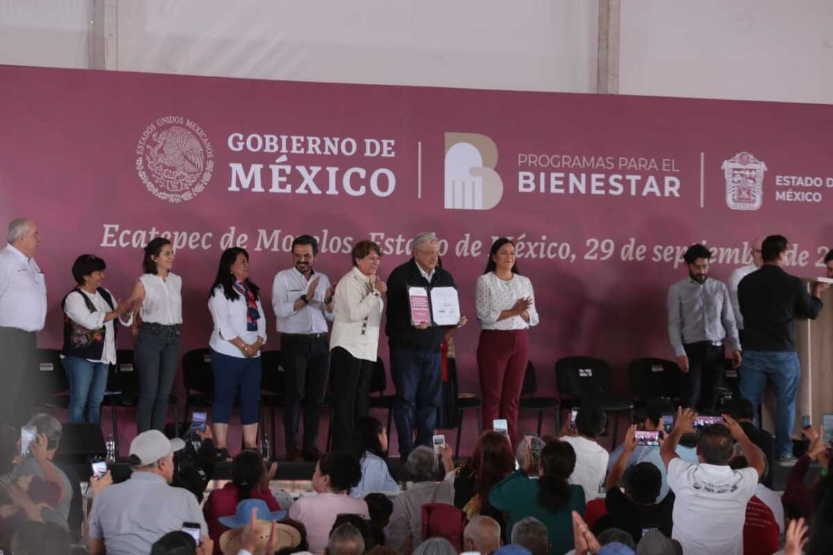 En la firma estuvieron presentes la secretaria del Bienestar y el Presidente. (Jesús Quintanar)