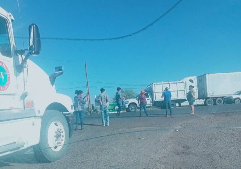 Habitantes del ejido San Lorenzo bloquearon la carretera Torreón - San Pedro ante el desabasto de agua que viven en la comunidad. | Especial