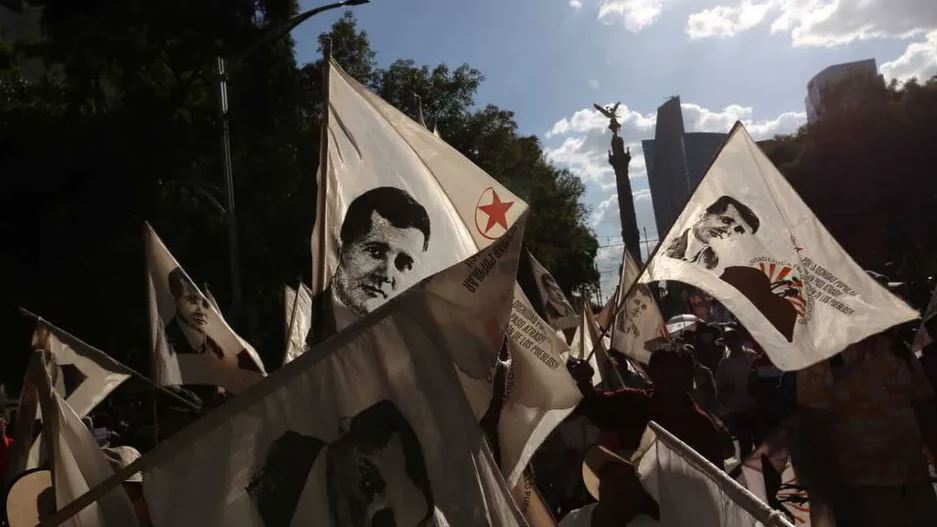 Padres de los 43 exigen investigar a Peña Nieto por junta en la que se creó ‘verdad histórica’
