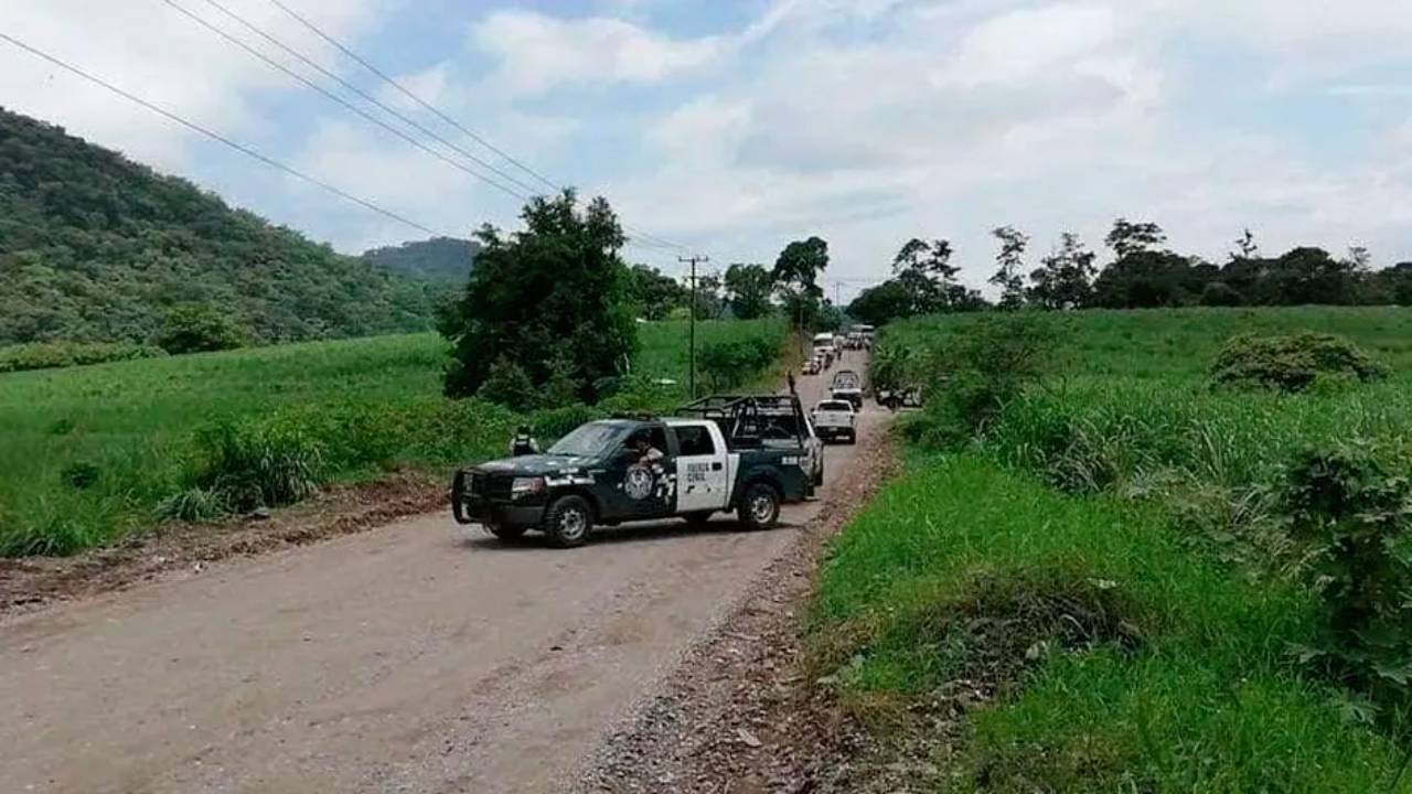 Agentes municipales descubren 2 cuerpos al fondo de un barranco en Veracruz