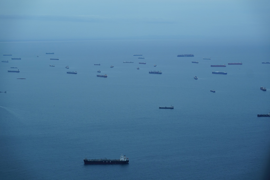 Buques de carga esperan en la Bahía de Panamá para su tránsito por el Canal de Panamá en la Ciudad de Panamá | Agencia AP