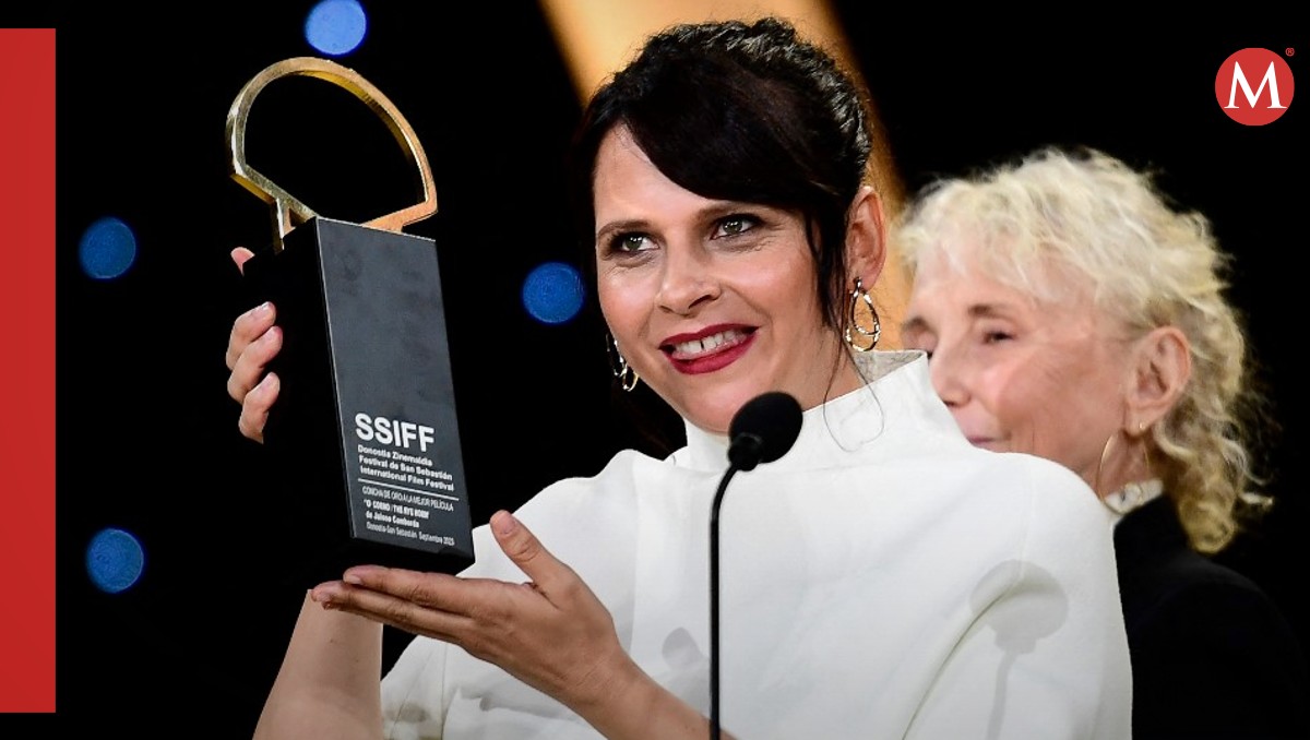 La directora española Jaione Camborda con el premio | AFP