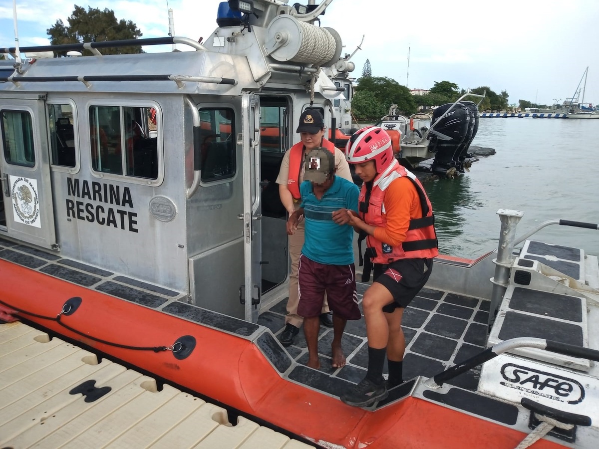 Pescador naufraga en Yucatán y es rescatado por la Marina Mexicana | Alejandro Ruvalcaba