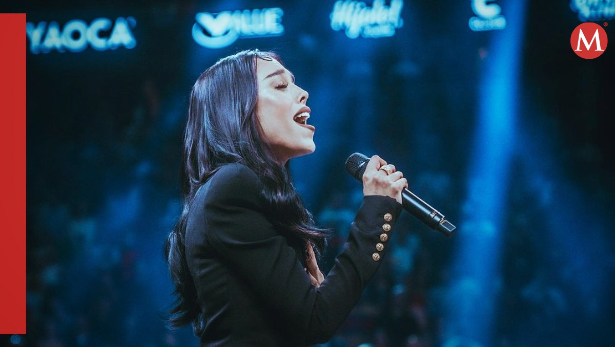 Danna Paola entonando himno nacional