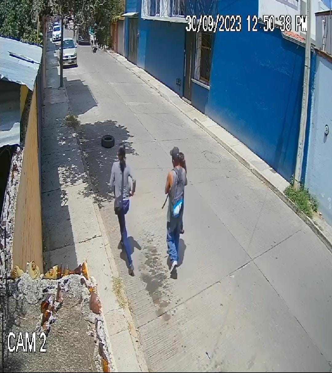 En el video se ve a una mujer y un hombre con la menor.