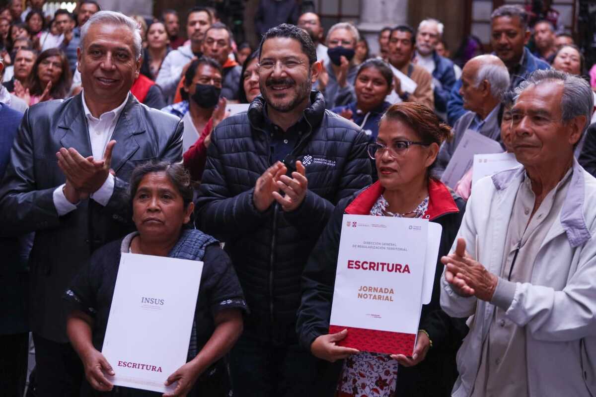 La entrega de escrituras representa para las familias de la alcaldía Álvaro Obregón, protección y seguridad, afirma Batres. | Especial