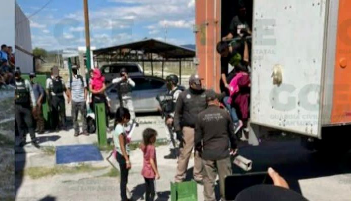 Los migrantes se encontraban amontonados en una caja de trailer.