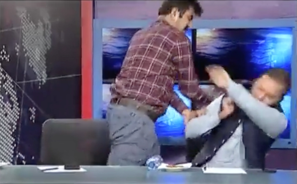 Los polìticos pakistaníes comenzaron a pelearse a golpes en el programa. | Especial
